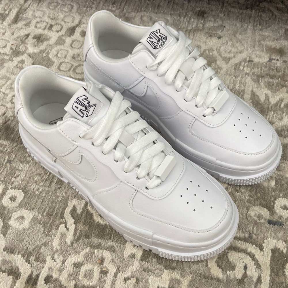 NEW NIKE AIR FORCE PIXEL WHITE SIZE 6